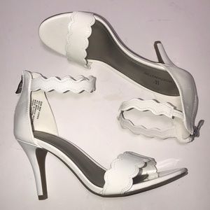 🌻$15🌻 NWT (Box) Worthington white pumps